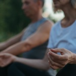 Gdy lęk ściska w środku: proste ćwiczenia oddechowe, które szybko przywracają spokój