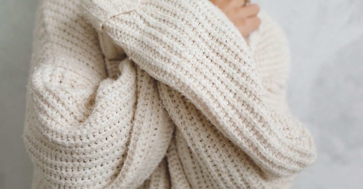 Sweter oversize bez tajemnic: 10 stylizacji, które wyglądają modnie i z klasą