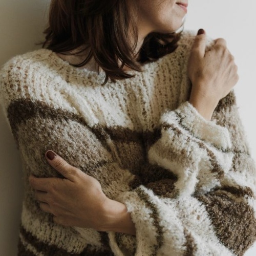 Sweter zimą bez nudy: 10 stylizacji, które ogrzeją i zrobią efekt „wow”