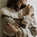 Sweter zimą bez nudy: 10 stylizacji, które ogrzeją i zrobią efekt „wow”