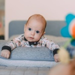 Zabawy z niemowlakiem bez stresu: proste pomysły, które wspierają rozwój od pierwszych miesięcy