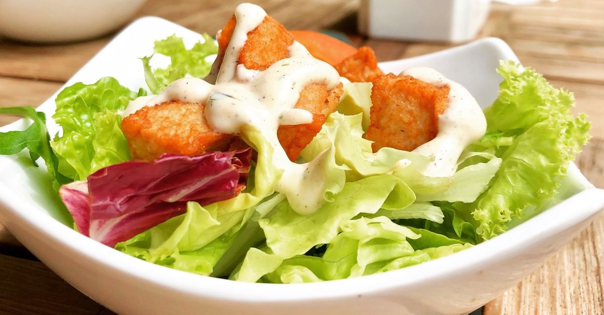 Jogurtowy dressing idealny: prosty przepis, który odmieni każdą sałatkę