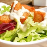Jogurtowy dressing idealny: prosty przepis, który odmieni każdą sałatkę