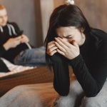 Gdy partner staje się emocjonalnie niedostępny: jak rozpoznać chłód i odzyskać bliskość