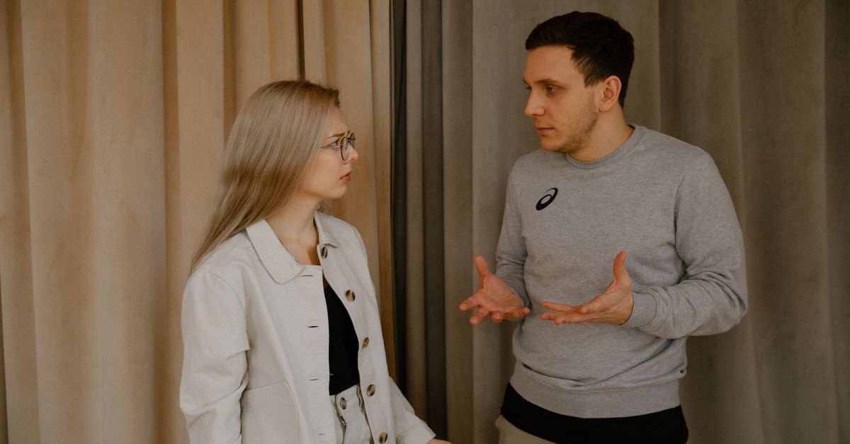 Gdy druga połówka zrzuca winę na innych: jak radzić sobie w związku bez odpowiedzialności?